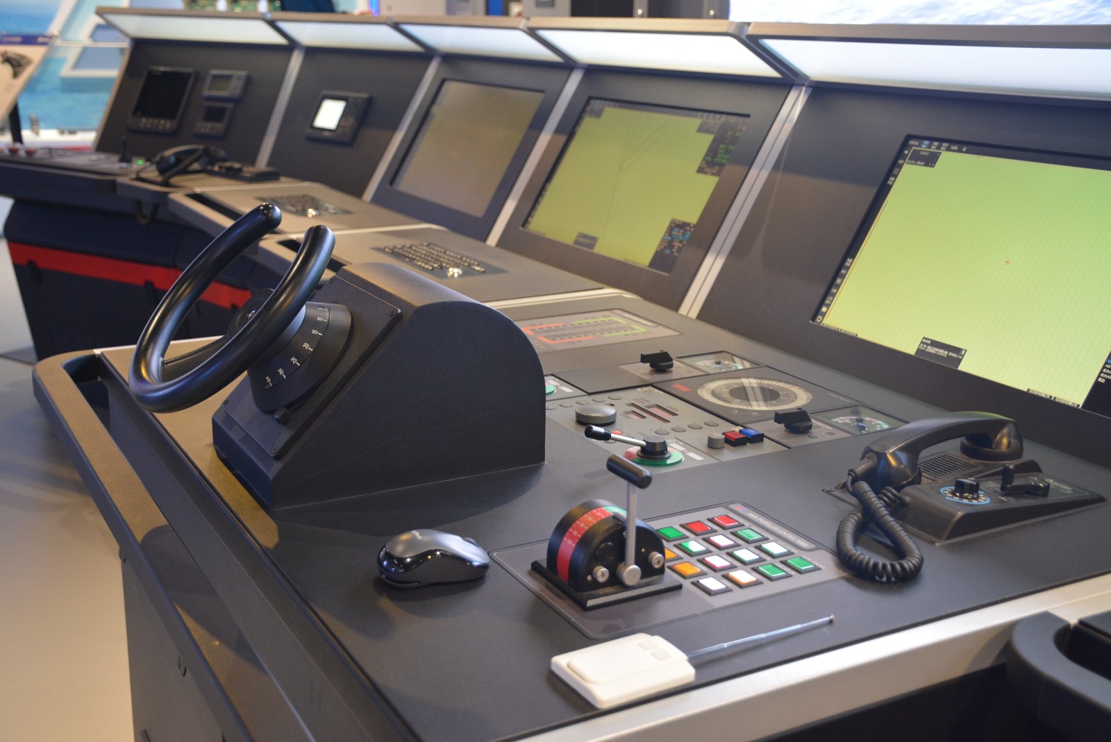 1668147451179869.jpg 省二輕集團(tuán)國瑞科技公司設(shè)計制造的艦船數(shù)字化中控臺.jpg