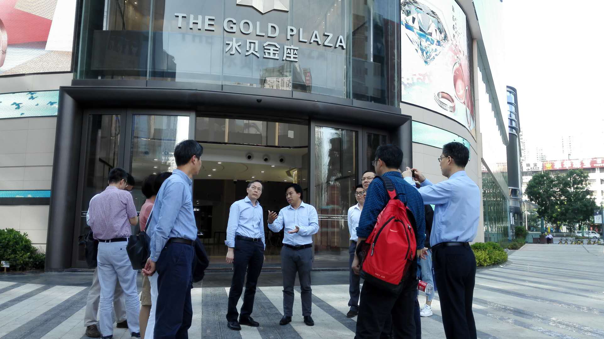 集團(tuán)公司黨委書(shū)記、總經(jīng)理虞岳明帶隊(duì)考察深圳工藝美術(shù)行業(yè)