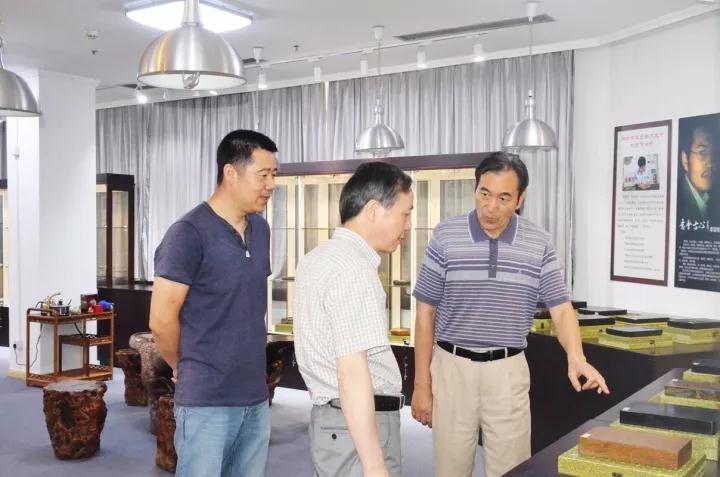 集團公司黨委書記、總經(jīng)理虞岳明參觀省工藝品公司魯硯展
