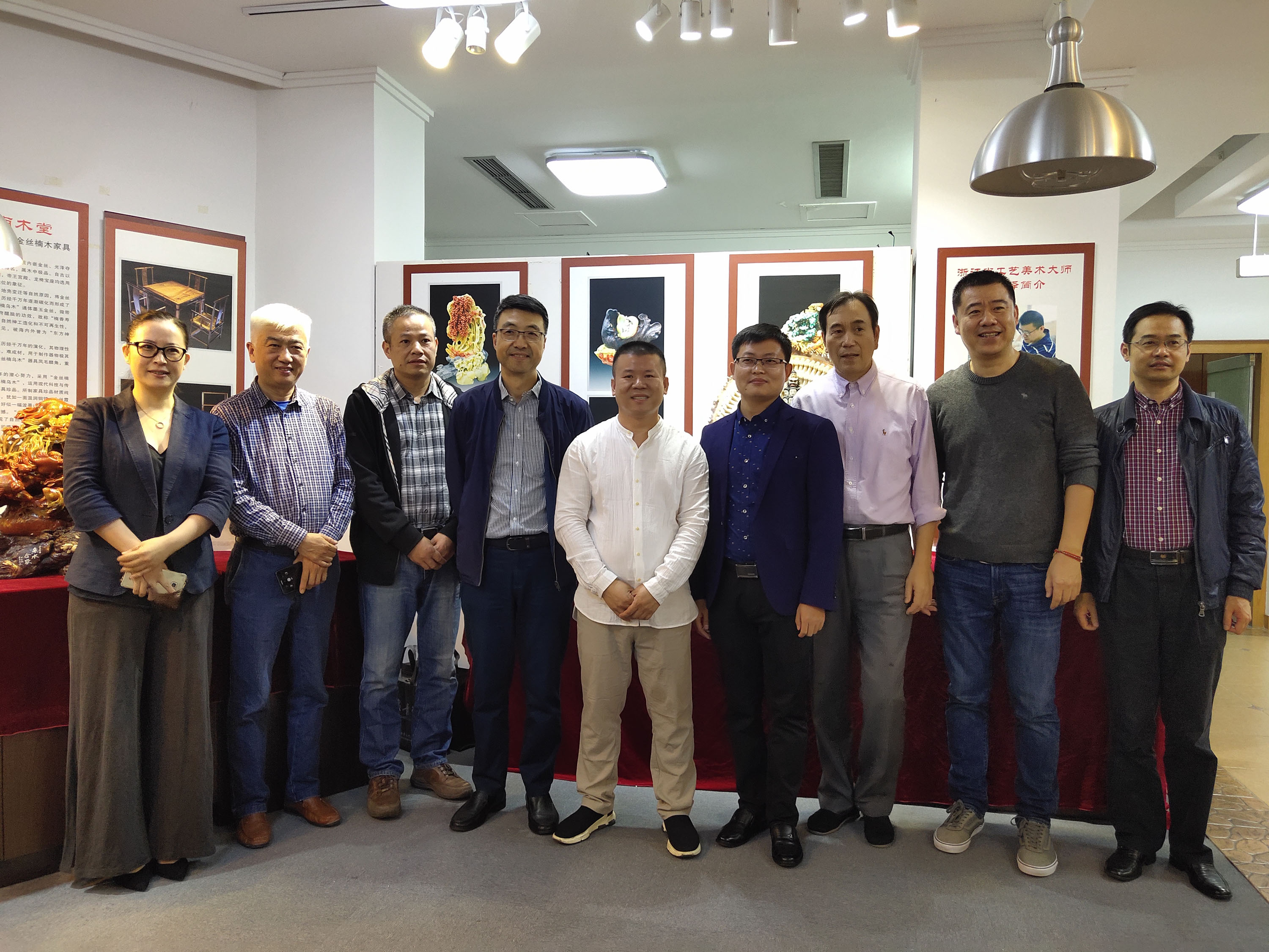 集團公司副總經理吳敏出席徐永澤大師青田石雕展開幕式