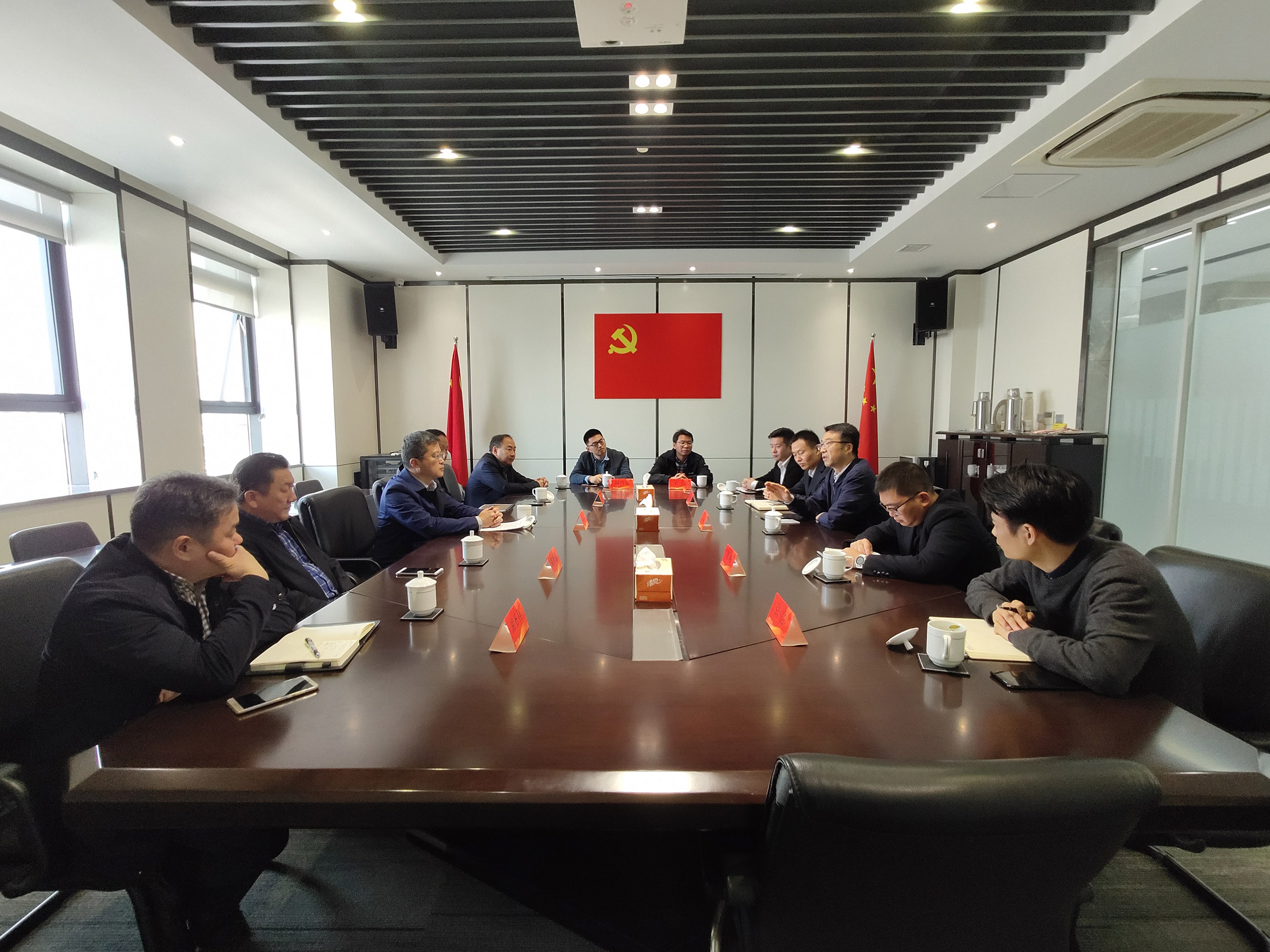 霍山縣縣委書記項(xiàng)躍文一行來集團(tuán)公司考察交流