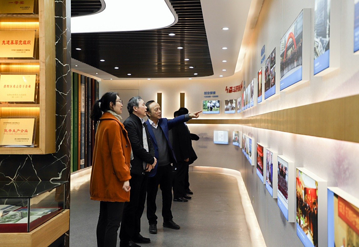 集團(tuán)公司黨委書(shū)記總經(jīng)理虞岳明深入皮塑公司匯孚集團(tuán)開(kāi)展“三服務(wù)”活動(dòng)