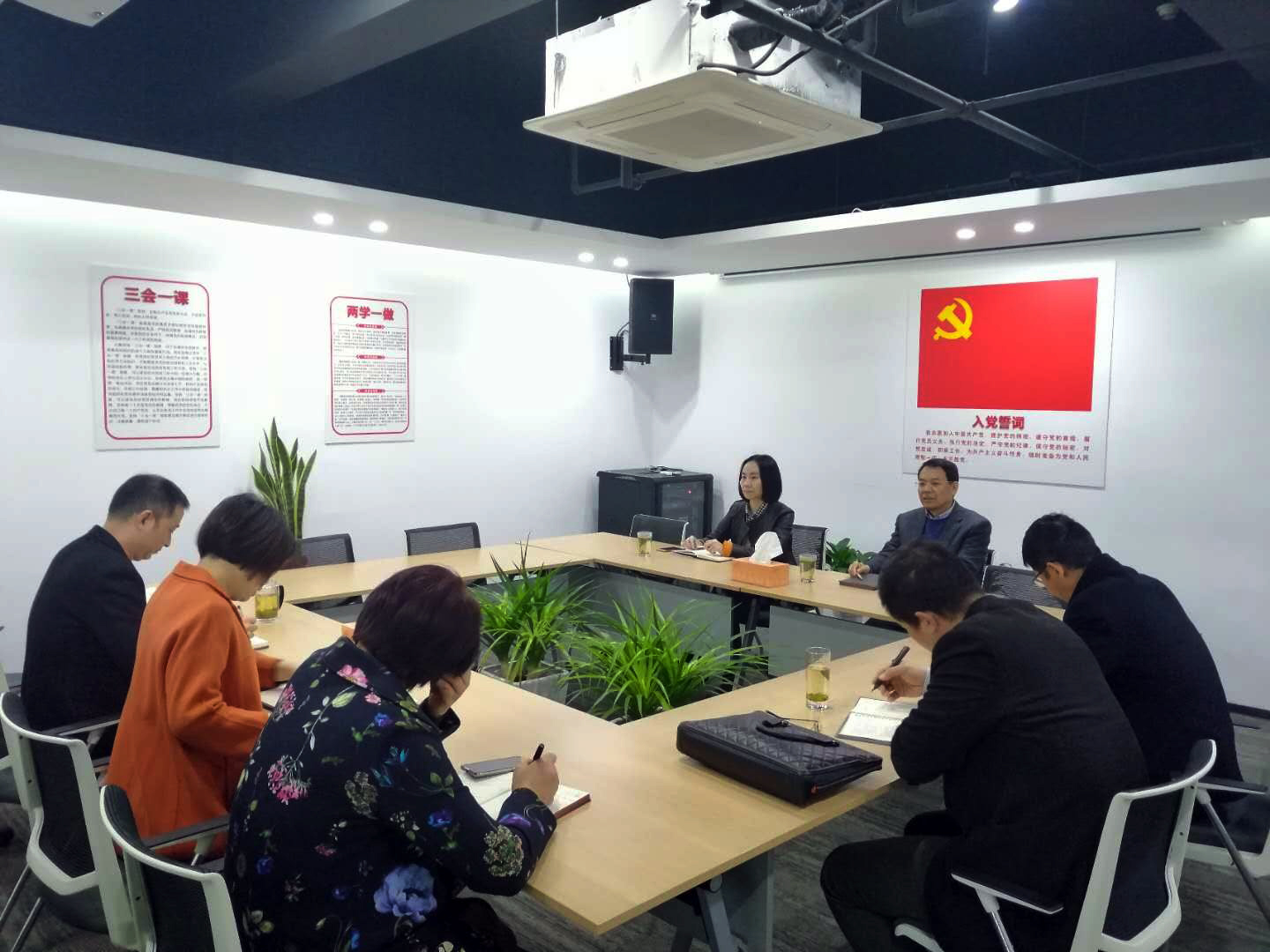 集團(tuán)公司副總經(jīng)理徐旭陽(yáng)赴商業(yè)公司開(kāi)展“三服務(wù)”活動(dòng)