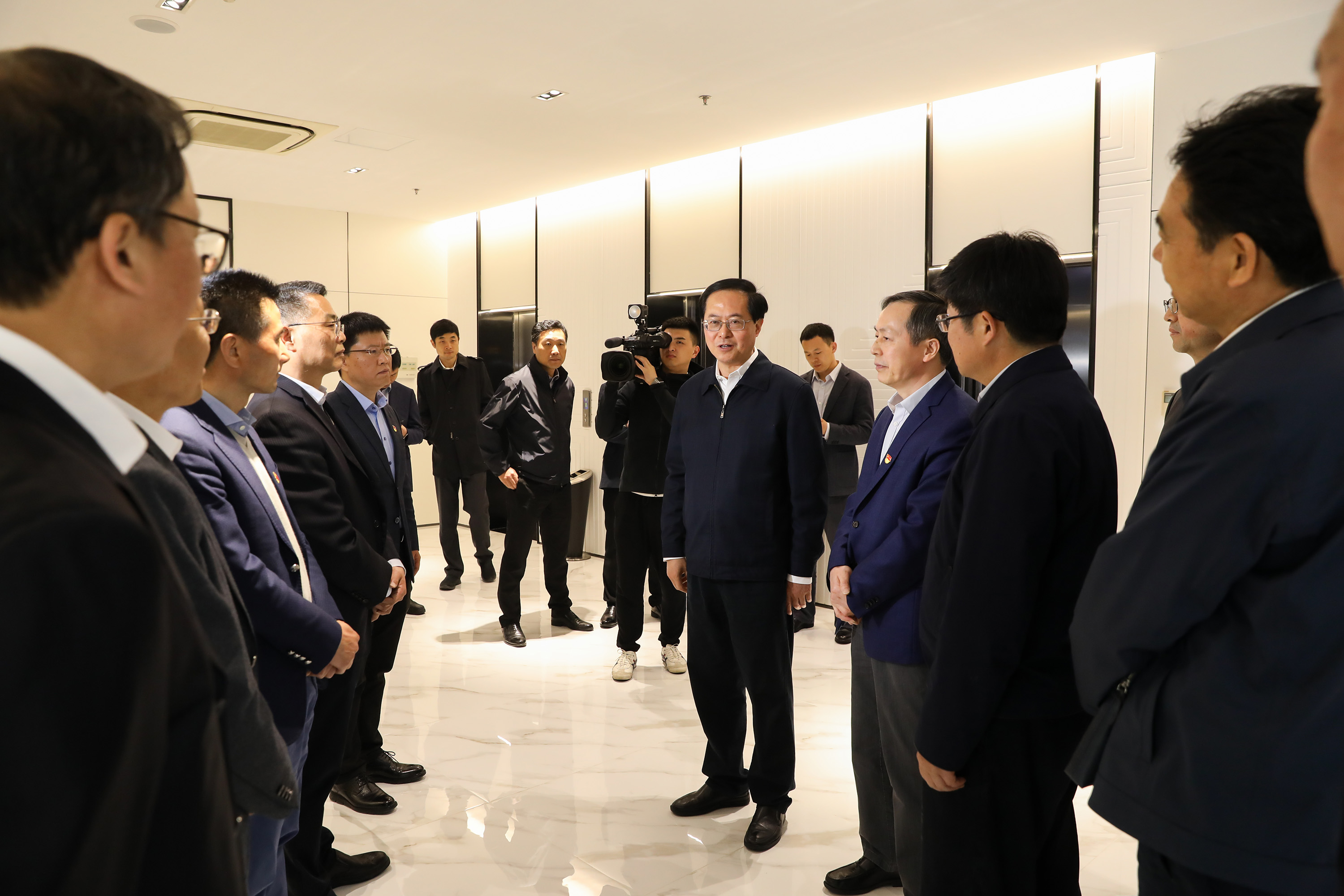 省委書(shū)記車(chē)俊調(diào)研二輕集團(tuán)時(shí)強(qiáng)調(diào)：努力在服務(wù)文化大省建設(shè)中走在前列