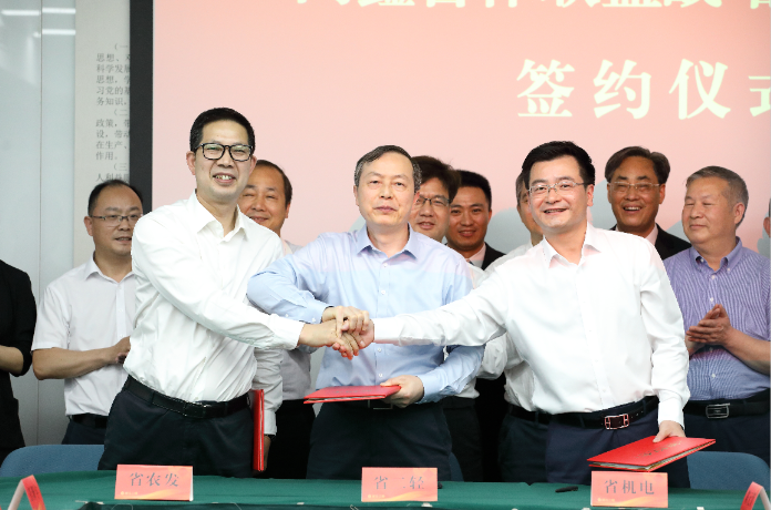 同鑫聯(lián)盟 同心同行 共促發(fā)展——省二輕集團、省農(nóng)發(fā)集團和省機電集團簽訂戰(zhàn)略合作協(xié)議
