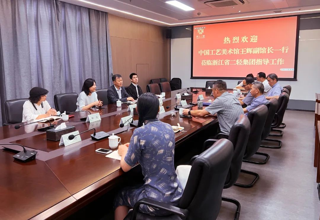 中國工藝美術(shù)館副館長王輝來省二輕集團調(diào)研