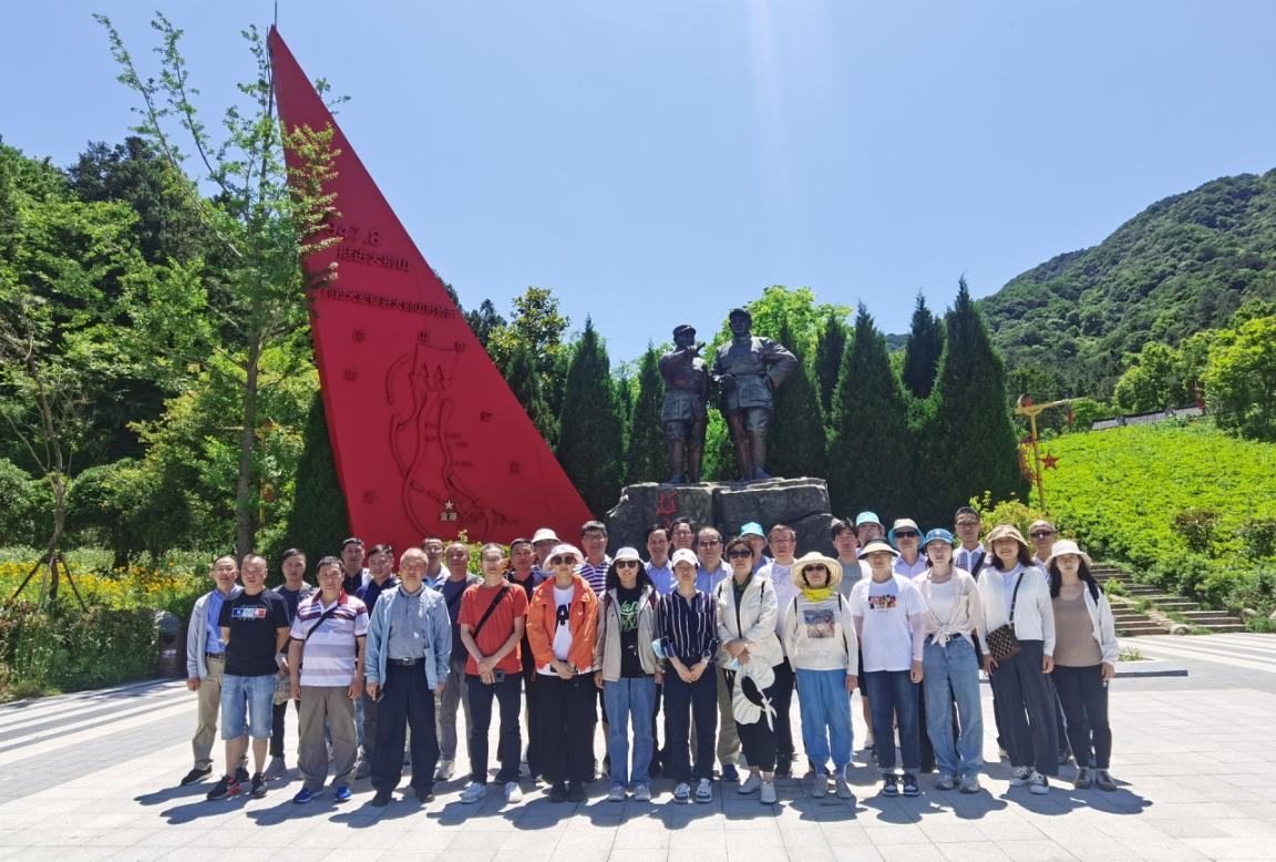 紅色山河當(dāng)課堂 英雄史詩作教材 省二輕集團(tuán)工會組織先進(jìn)職工踏訪大別山革命熱土