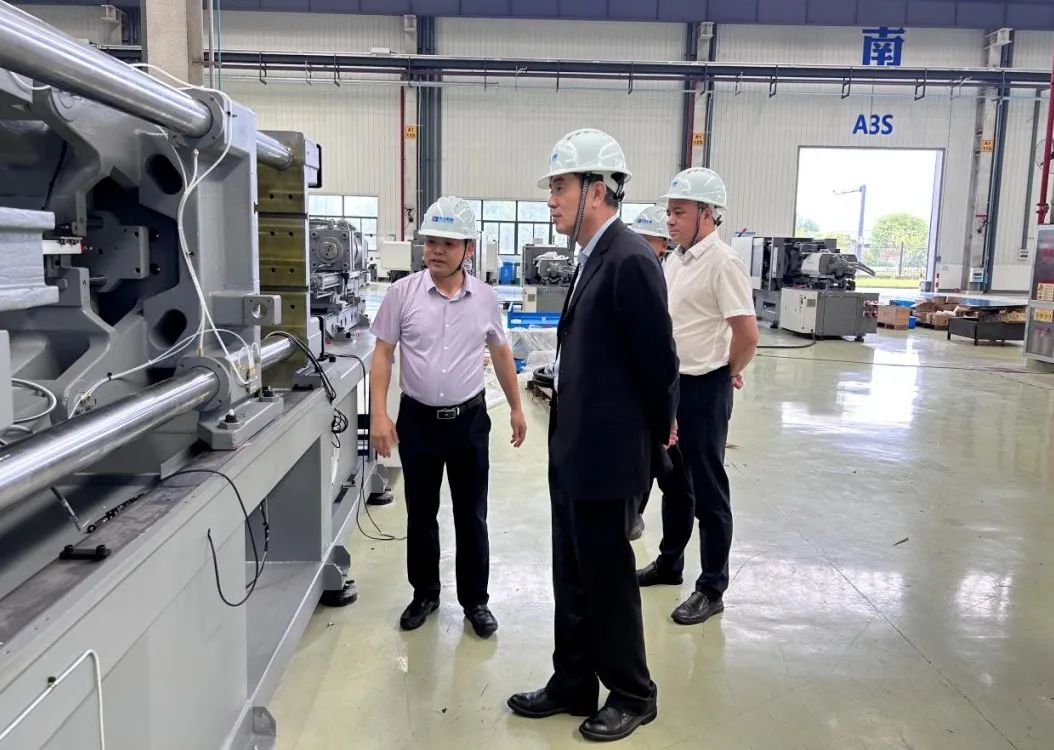 中國機(jī)械工業(yè)聯(lián)合會總經(jīng)濟(jì)師葉定達(dá)一行來省二輕集團(tuán)申達(dá)機(jī)器公司調(diào)研