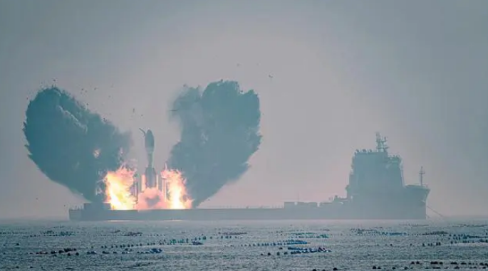 省二輕集團(tuán)所屬?lài)?guó)瑞科技配套海上衛(wèi)星發(fā)射船，助力全球最大固體運(yùn)載火箭首飛成功