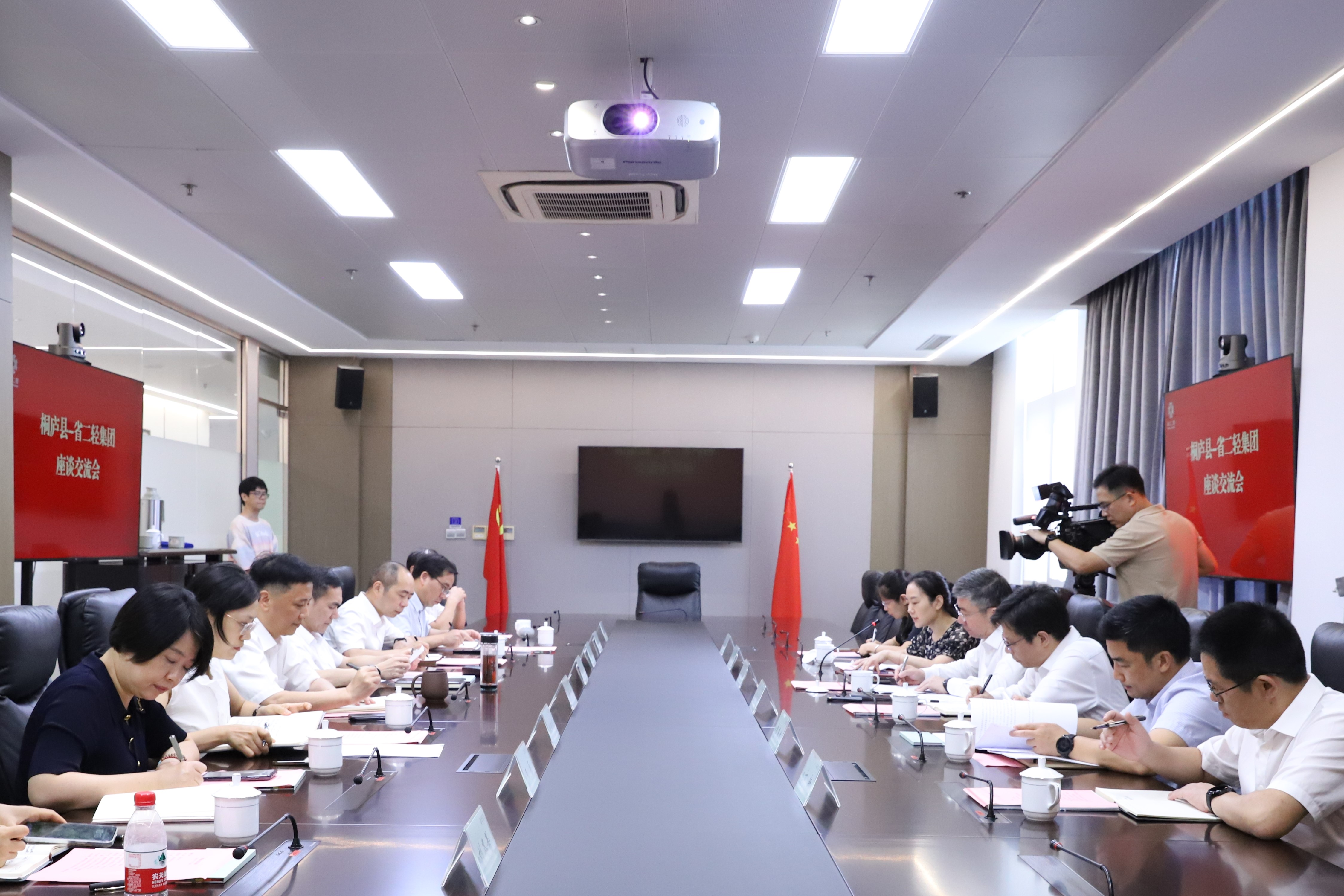 桐廬縣委書(shū)記馮晶一行到訪(fǎng)省二輕集團(tuán)