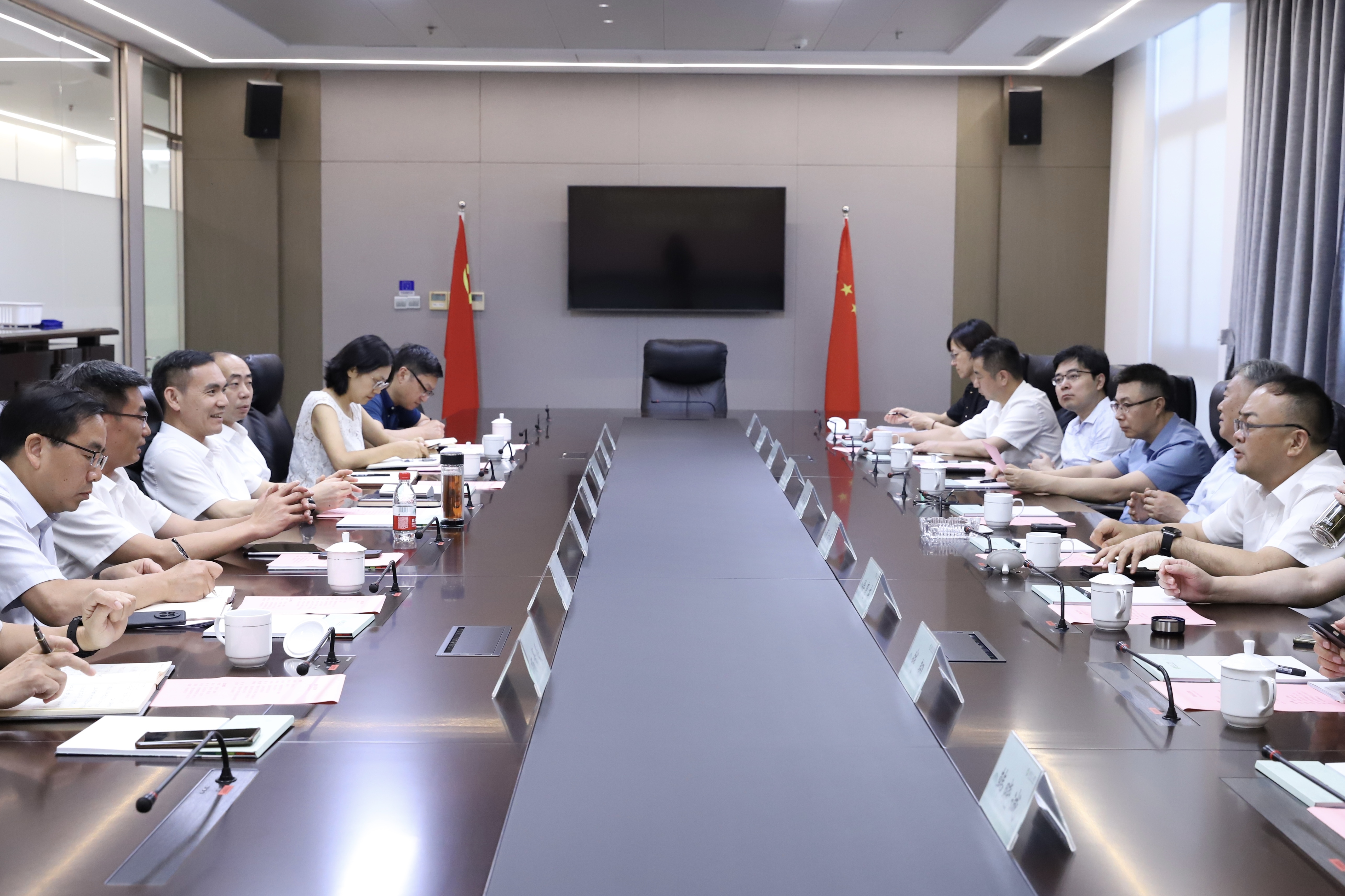 蘇州市政協(xié)副主席、常熟市委書記周勤第一行到訪省二輕集團(tuán)