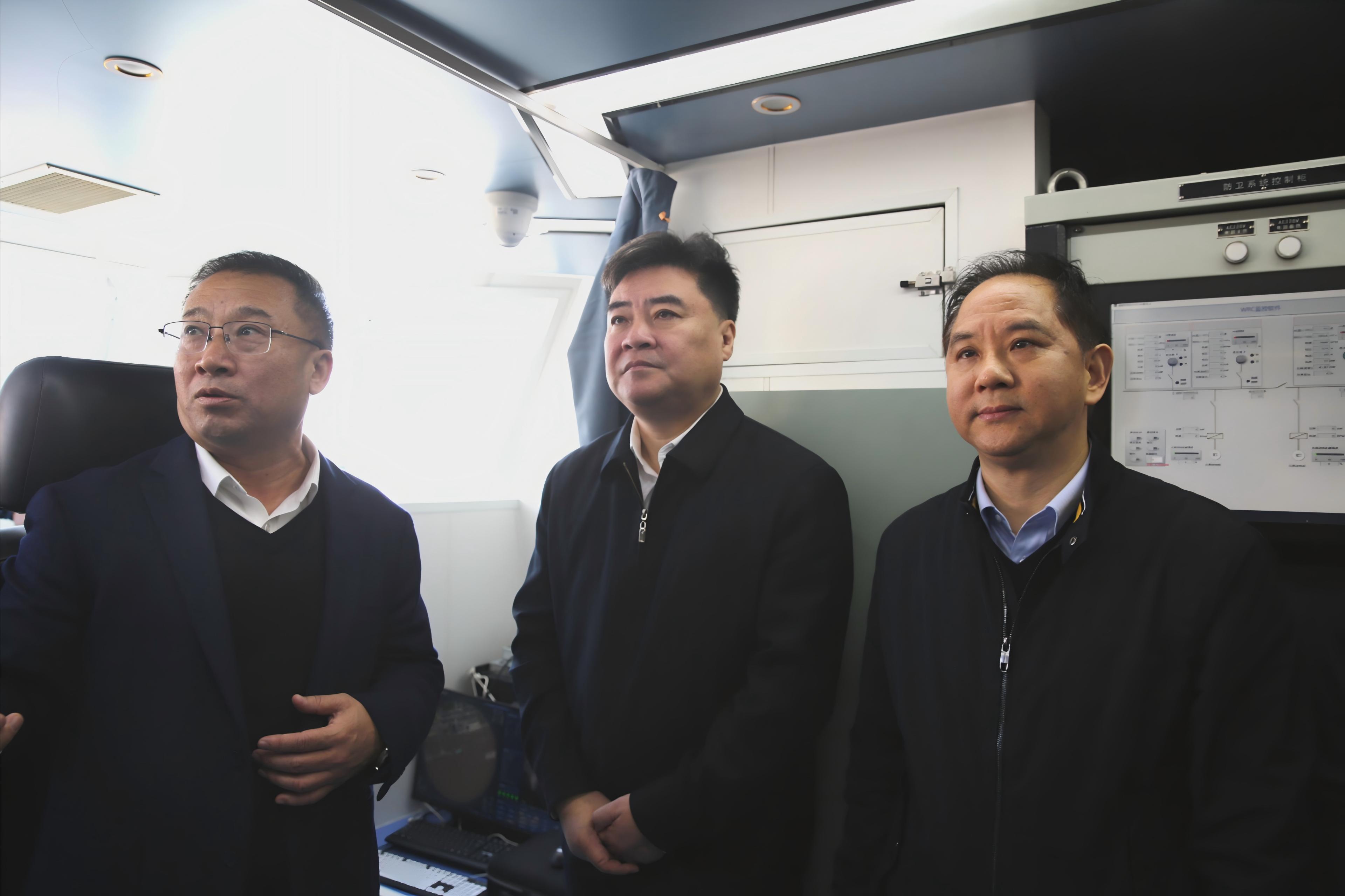 何中偉一行調(diào)研省二輕集團(tuán)百噸級無人船項目